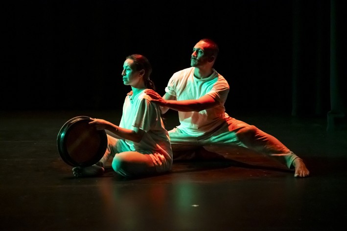 Two dancers performing in Bunyi Bunyi Bumi 